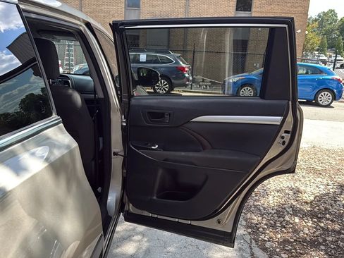 Used 2016 Toyota Highlander LE FWD image 22