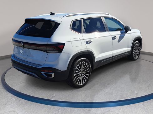New 2026 Volkswagen Taos SE FWD image 5