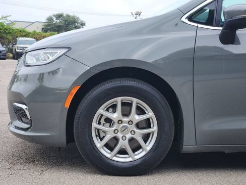 Used 2023 Chrysler Pacifica Touring-L FWD image 7