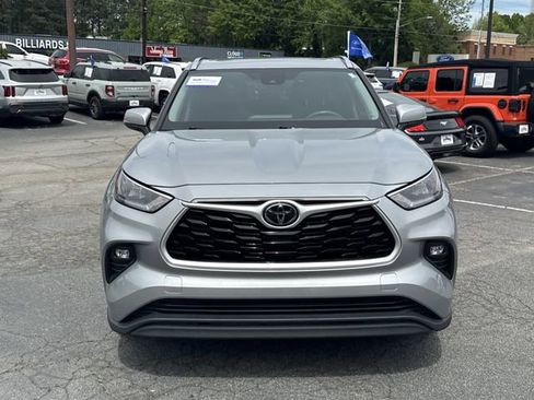 Used 2020 Toyota Highlander XLE FWD image 2