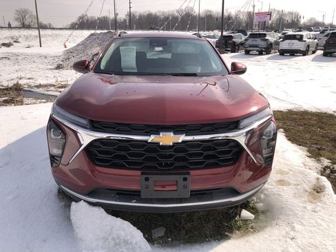 Used 2025 Chevrolet Trax LT w/ LT Convenience Package image 8