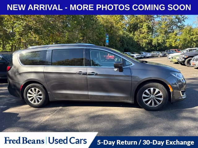 Used 2019 Chrysler Pacifica Touring-L FWD image 2