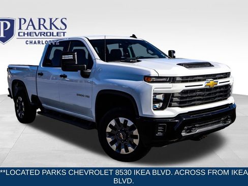 Used 2024 Chevrolet Silverado 2500 Custom image 1