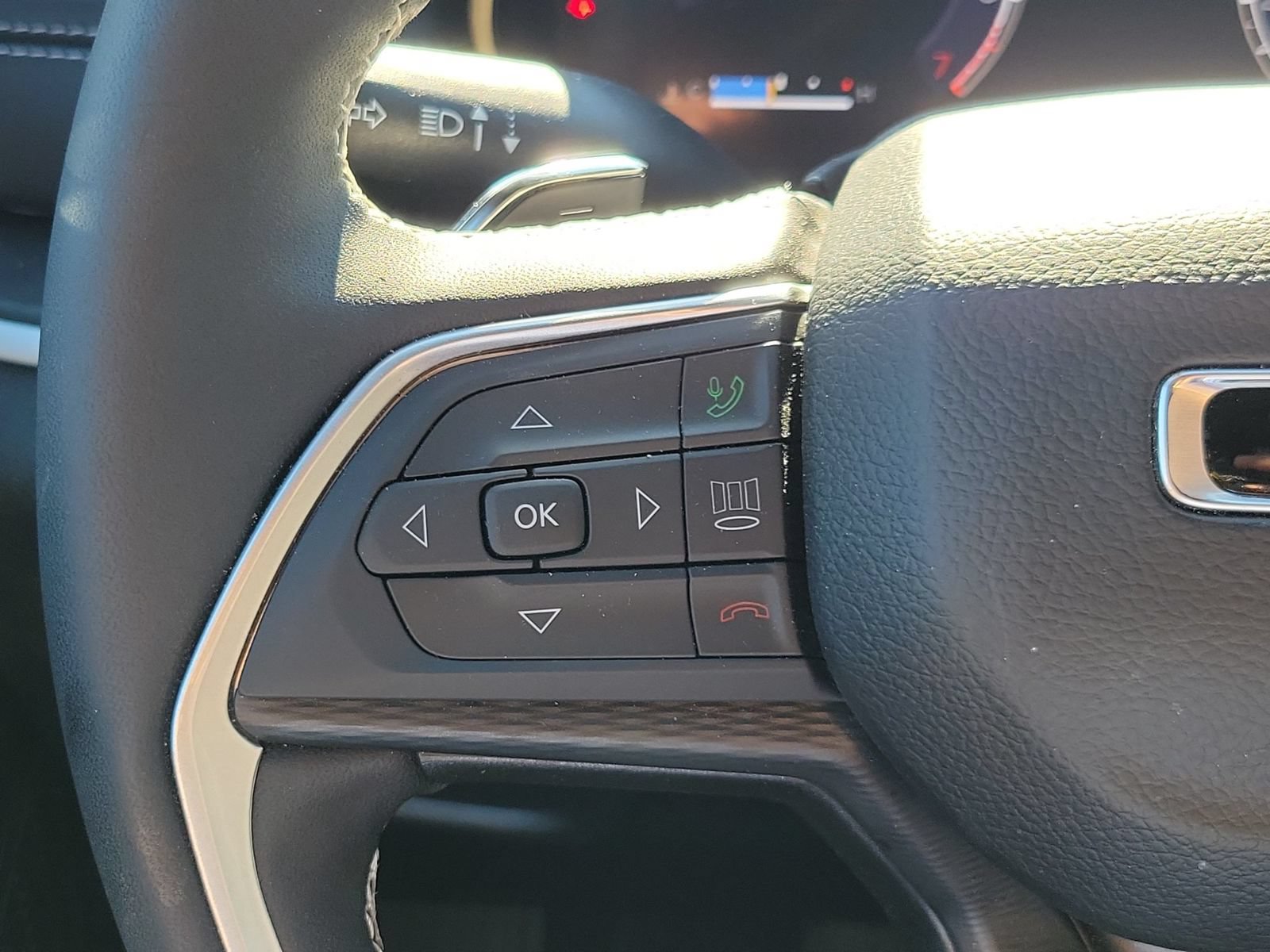 Used 2025 Jeep Grand Cherokee Laredo X w/ Luxury Tech Group I RWD image 14