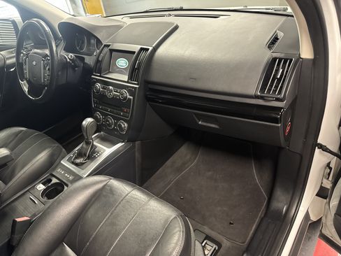 Used 2015 Land Rover LR2 HSE AWD/4WD image 9