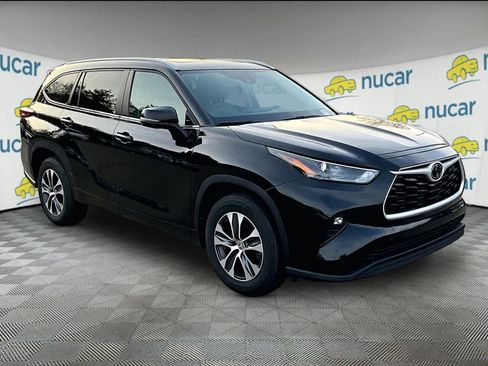 Used 2024 Toyota Highlander XLE image 1