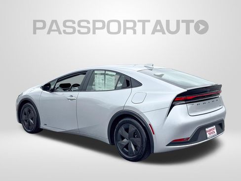 Used 2025 Toyota Prius LE AWD/4WD image 4