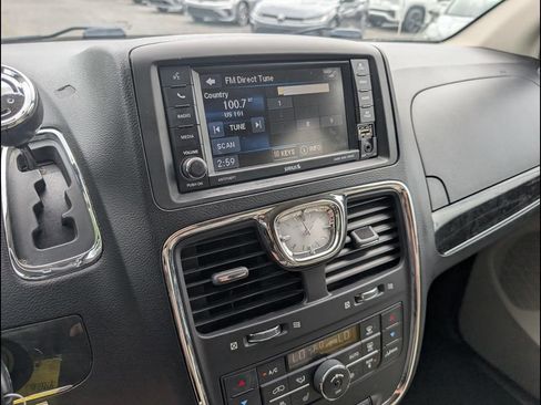 Used 2014 Chrysler Town & Country Touring w/ Driver Convenience Group FWD image 19