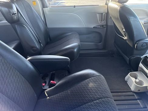 Used 2012 Toyota Sienna SE image 8
