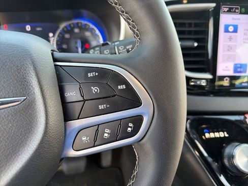 Used 2025 Chrysler Pacifica Select image 25