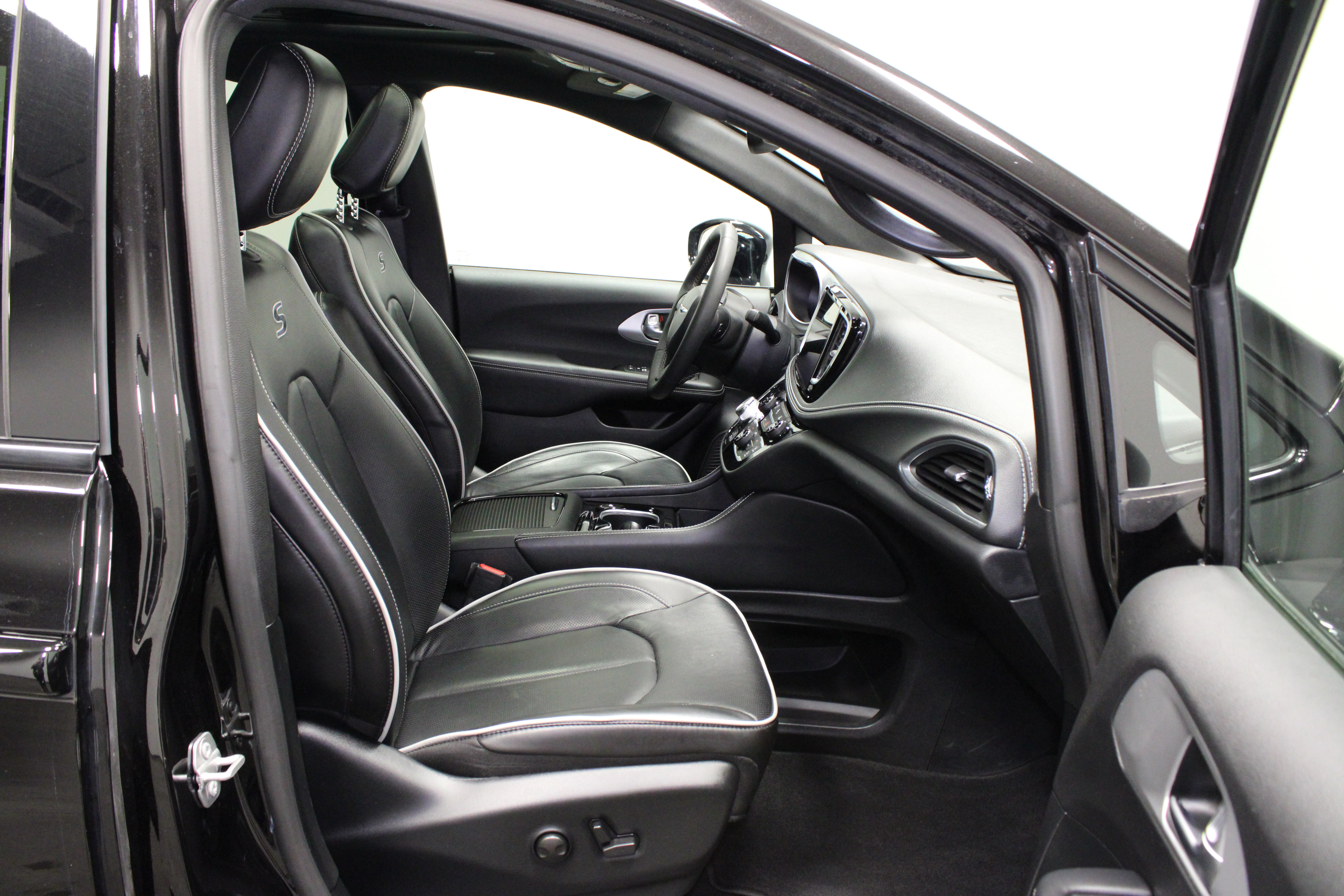 Used 2025 Chrysler Pacifica Limited FWD image 17