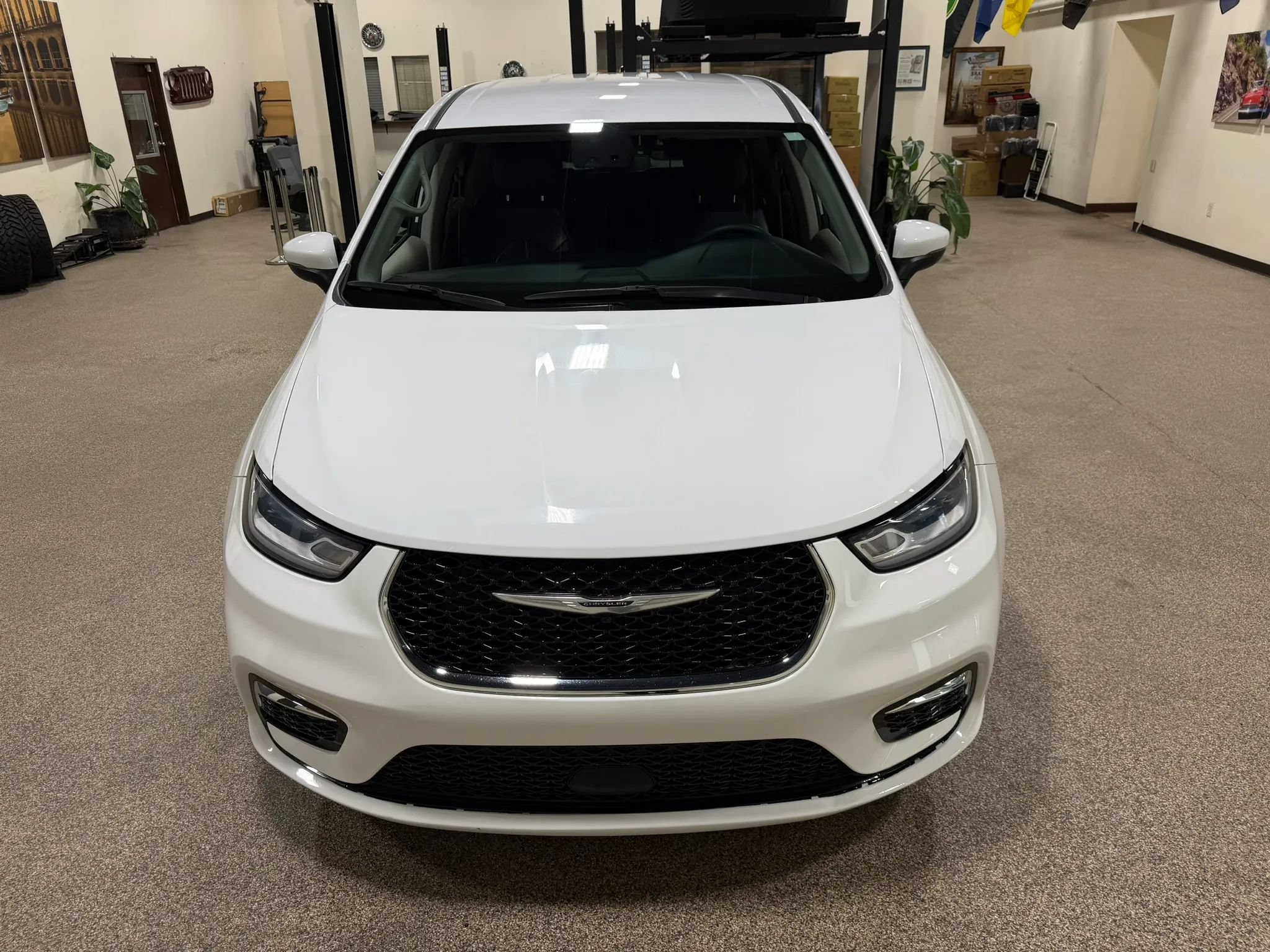 Used 2023 Chrysler Pacifica Touring-L FWD image 11