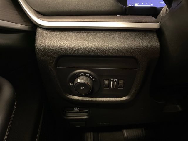 Used 2022 Jeep Grand Cherokee L Limited AWD/4WD image 16