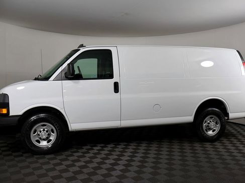 Used 2018 Chevrolet Express 2500 w/ Driver Convenience Package RWD image 13