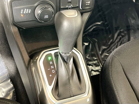 Used 2022 Jeep Renegade Latitude w/ Convenience Group AWD/4WD image 17