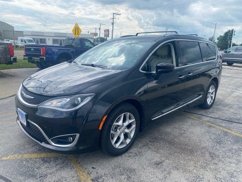 Used 2017 Chrysler Pacifica Touring-L Plus FWD image 2
