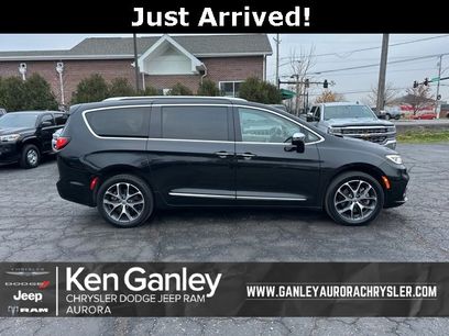 Used 2021 Chrysler Pacifica Limited w/ Uconnect Theater Family Group