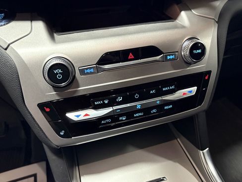 Used 2021 Ford Explorer XLT w/ Equipment Group 202A image 18