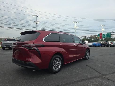 Used 2026 Toyota Sienna XLE FWD image 5