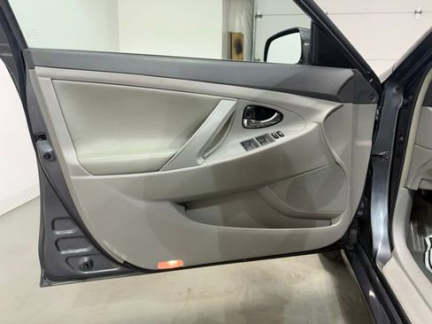 Used 2010 Toyota Camry LE image 7
