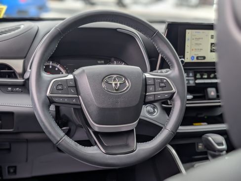 Used 2023 Toyota Highlander XLE image 16