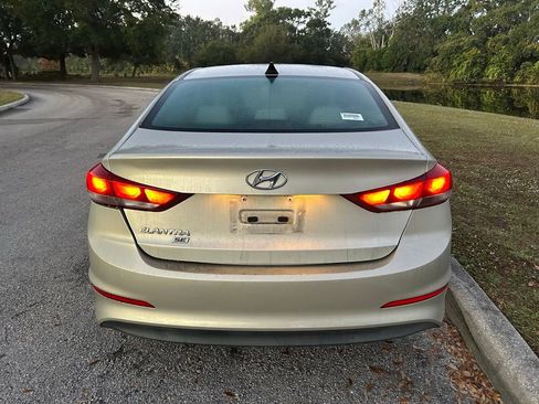 Used 2017 Hyundai Elantra SE image 4