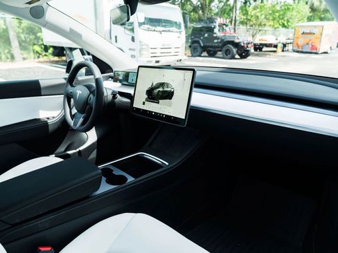 Used 2022 Tesla Model Y Performance AWD/4WD image 33