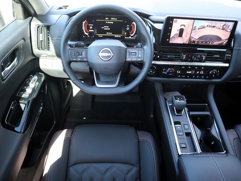 New 2026 Nissan Pathfinder Platinum image 13