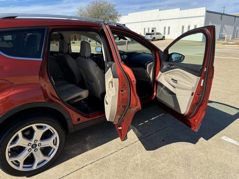 Used 2019 Ford Escape Titanium image 16