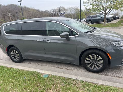 Used 2022 Chrysler Pacifica Touring-L FWD image 4