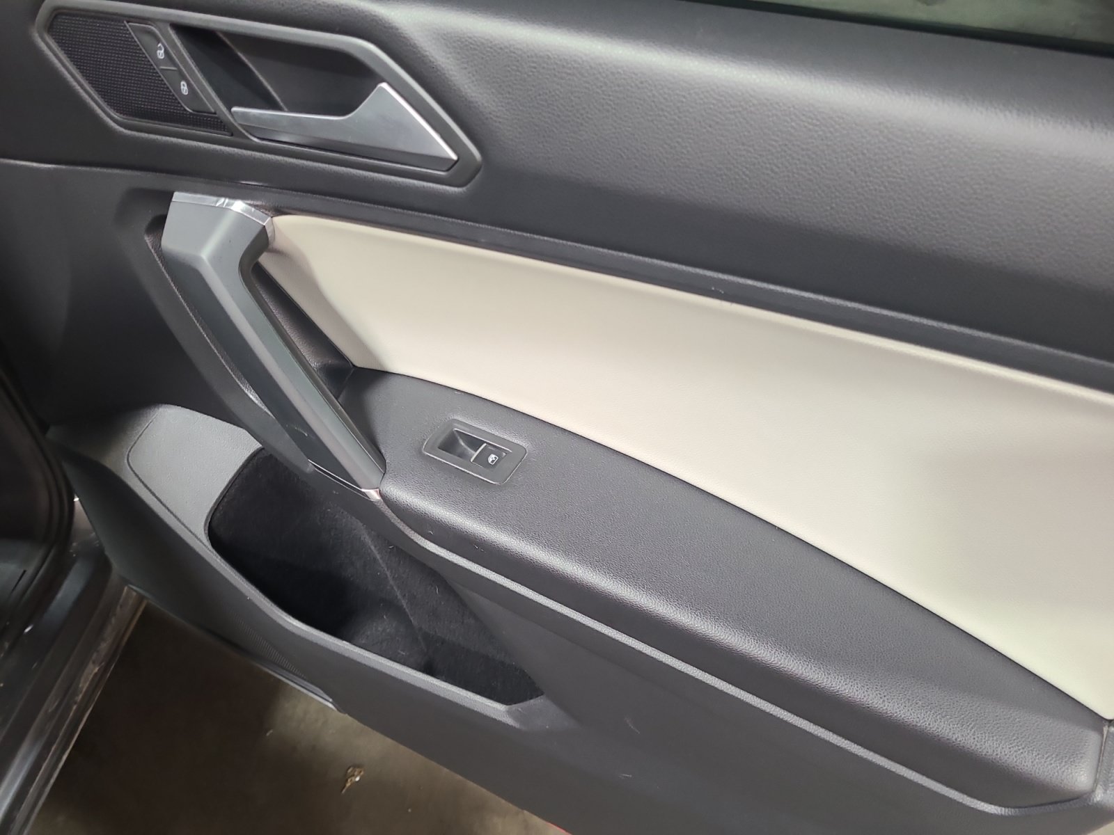 Used 2020 Volkswagen Tiguan SE FWD image 16