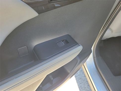 Used 2023 Toyota Highlander Platinum image 10