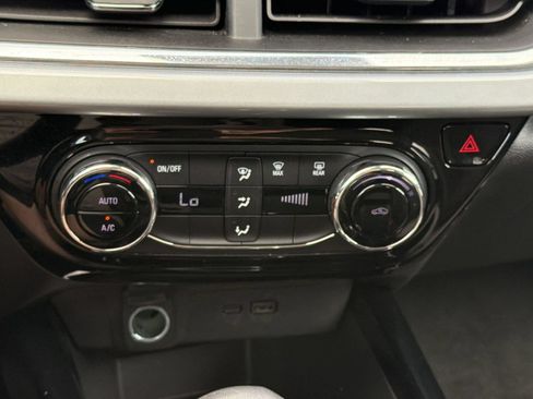 Used 2025 Chevrolet Trax LT FWD image 18