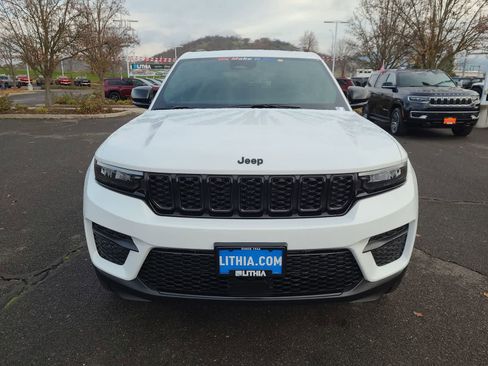 New 2025 Jeep Grand Cherokee Altitude image 14