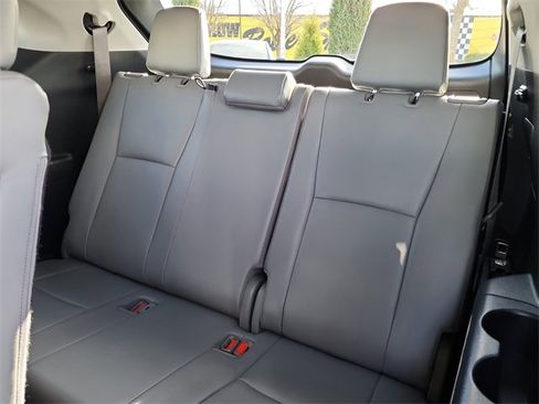 Used 2020 Toyota Highlander XLE image 17