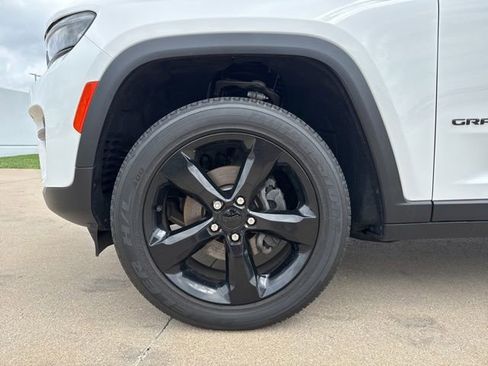 Used 2023 Jeep Grand Cherokee Altitude AWD/4WD image 10