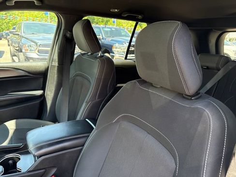 Used 2024 Jeep Grand Cherokee Laredo w/ Luxury Tech Group I AWD/4WD image 9