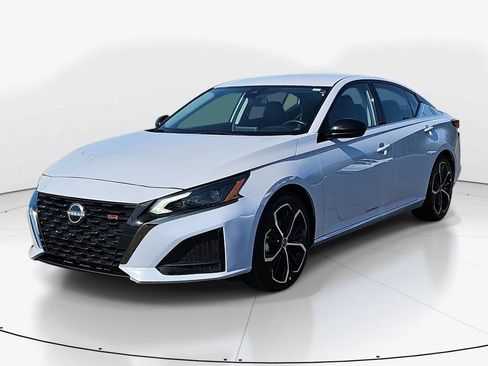 Used 2024 Nissan Altima 2.5 SR FWD image 11
