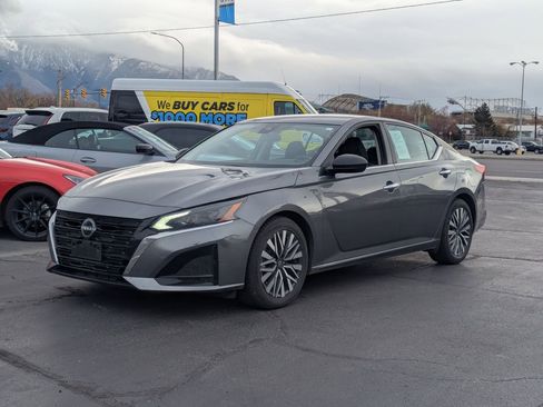 Used 2024 Nissan Altima 2.5 SV FWD image 9