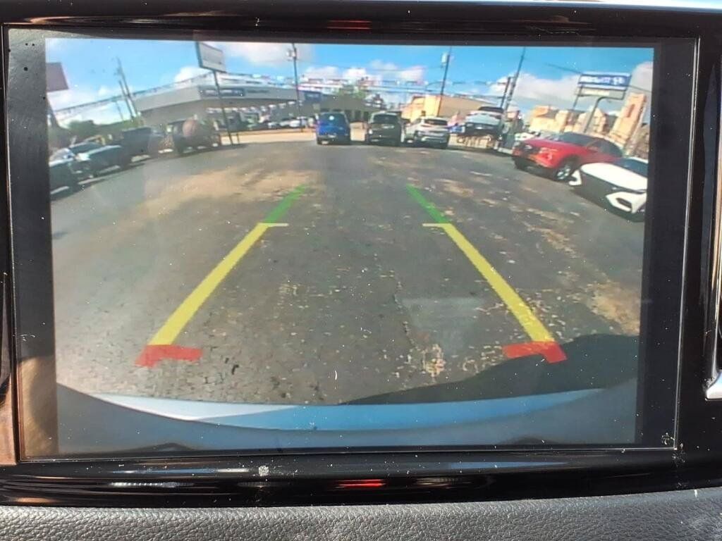 Used 2023 Chrysler Pacifica Touring-L FWD image 17