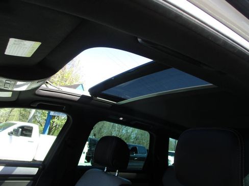 Used 2017 Volkswagen Touareg Wolfsburg Edition image 22