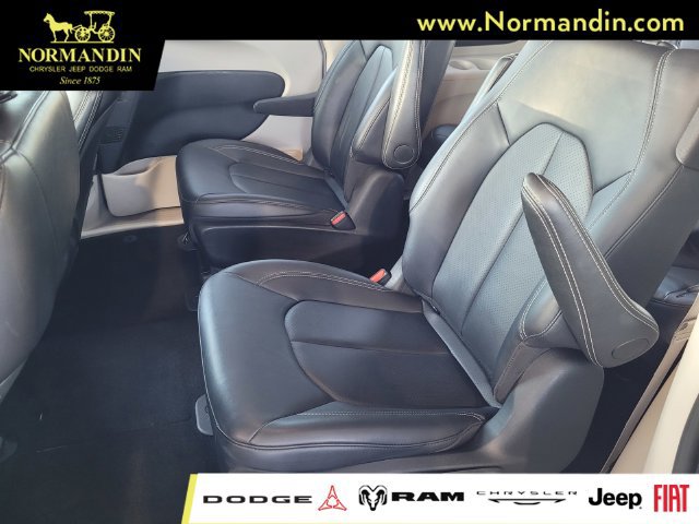 Used 2024 Chrysler Pacifica Limited FWD image 17