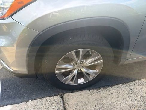 Used 2015 Toyota Highlander Plus FWD image 5