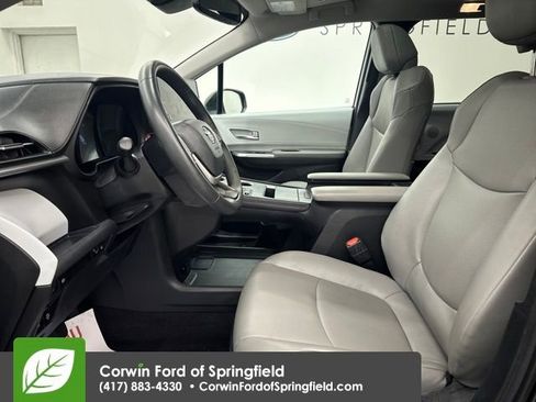 Used 2025 Toyota Sienna XLE image 26
