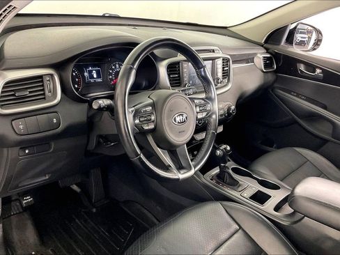 Used 2017 Kia Sorento LX w/ LX Convenience Package image 18