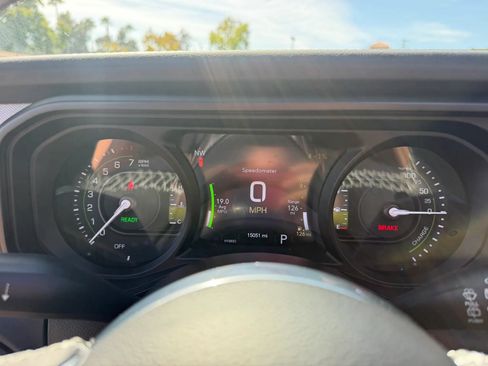 Used 2025 Jeep Wrangler Unlimited Sahara w/ Safety Group AWD/4WD image 16