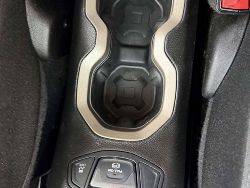Used 2017 Jeep Renegade Latitude w/ Cold Weather Group AWD/4WD image 18