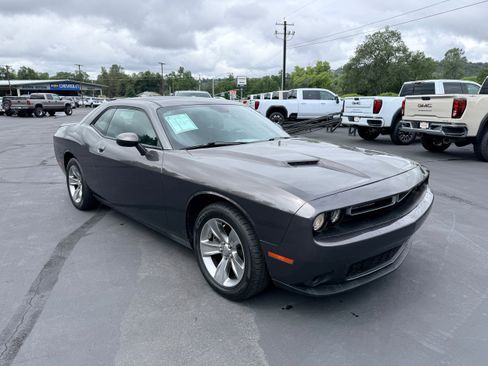 Used 2019 Dodge Challenger SXT RWD image 4