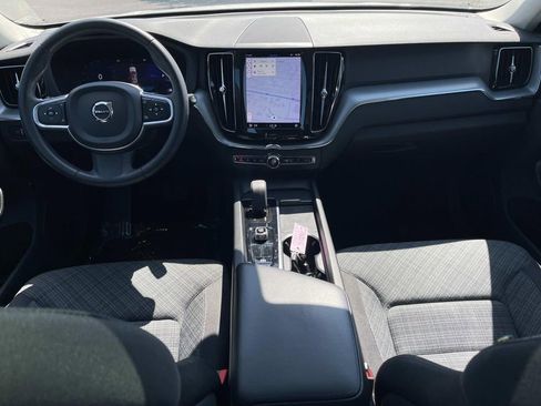 Used 2022 Volvo XC60 B5 Momentum image 9