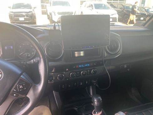 Used 2017 Toyota Tacoma TRD Off-Road AWD/4WD image 13